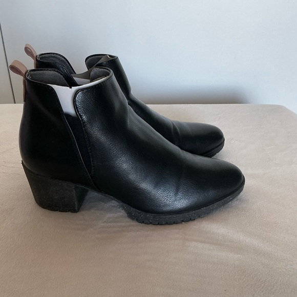Pre-loved Dr. Scholl’s Women's London Block Heel Bootie in Black - Picture 2 of 8